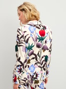 La modella / Il modello Donna indossa Maglia a maniche lunghe con bottoni in 100% cotone di colore Beige, Floreale, della serie Alpine M&M di CALIDA, Vista posteriore