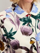 La modella / Il modello Donna indossa Maglia a maniche lunghe con bottoni in 100% cotone di colore Beige, Floreale, della serie Alpine M&M di CALIDA, Dettaglio