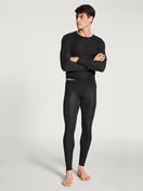 Herren-Model trägt Langarm-Shirt aus Wolle und Seide aus Wolle in Blau, Einfarbig aus Serie Wool & Silk von CALIDA, Outfit