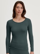 Langarm-Shirt, Rundhals Damen-Model trägt Langarm-Shirt, Rundhals aus Baumwolle in Grün, Einfarbig aus Serie Natural Comfort von CALIDA, Vorderansicht