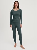 Langarm-Shirt, Rundhals Damen-Model trägt Langarm-Shirt, Rundhals aus Baumwolle in Grün, Einfarbig aus Serie Natural Comfort von CALIDA, Outfit