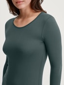 Langarm-Shirt, Rundhals Damen-Model trägt Langarm-Shirt, Rundhals aus Baumwolle in Grün, Einfarbig aus Serie Natural Comfort von CALIDA, Detail