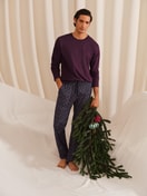 Herren-Model trägt Langarm-Shirt aus 100% Baumwolle in Rot, Einfarbig aus Serie RMX Sleep Holiday von CALIDA, Vorderansicht