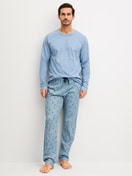 Herren-Model trägt Langarm-Shirt aus 100% Baumwolle in Blau, Einfarbig aus Serie RMX Sleep Holiday von CALIDA, Outfit