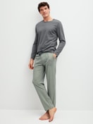 Le mannequin Homme porte le/la T-shirt à manches longues en 100% coton de couleur Gris, Unicolore, de la série RMX Sleep Leisure de CALIDA, Tenue