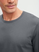 Le mannequin Homme porte le/la T-shirt à manches longues en 100% coton de couleur Gris, Unicolore, de la série RMX Sleep Leisure de CALIDA, Détail