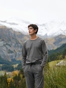 Le mannequin Homme porte le/la T-shirt à manches longues en 100% coton de couleur Gris, Unicolore, de la série RMX Sleep Leisure de CALIDA, Image supplémentaire