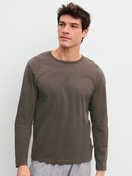 Herren-Model trägt Langarm-Shirt aus 100% Baumwolle in Braun, Einfarbig aus Serie RMX Sleep Weekend von CALIDA, Vorderansicht