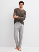 Herren-Model trägt Langarm-Shirt aus 100% Baumwolle in Braun, Einfarbig aus Serie RMX Sleep Weekend von CALIDA, Outfit