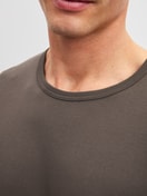 Herren-Model trägt Langarm-Shirt aus 100% Baumwolle in Braun, Einfarbig aus Serie RMX Sleep Weekend von CALIDA, Detail