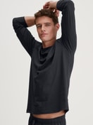Herren-Model trägt Langarm-Shirt aus 100% Baumwolle in Schwarz, Einfarbig aus Serie RMX Sleep Leisure von CALIDA, Vorderansicht