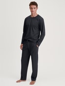 Herren-Model trägt Langarm-Shirt aus 100% Baumwolle in Schwarz, Einfarbig aus Serie RMX Sleep Leisure von CALIDA, Outfit