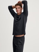 Herren-Model trägt Langarm-Shirt aus 100% Baumwolle in Schwarz, Einfarbig aus Serie RMX Sleep Leisure von CALIDA, Zusatzbild