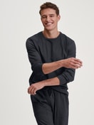 Herren-Model trägt Langarm-Shirt aus 100% Baumwolle in Schwarz, Einfarbig aus Serie RMX Sleep Leisure von CALIDA, Zusatzbild