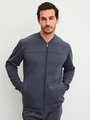 La modella / Il modello Uomo indossa Giacca in Cotone di colore Grigio, Tinta unita, della serie RMX Lounge Casual di CALIDA, Vista frontale