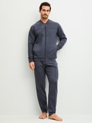 La modella / Il modello Uomo indossa Giacca in Cotone di colore Grigio, Tinta unita, della serie RMX Lounge Casual di CALIDA, Abbigliamento