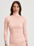 Damen-Model trägt Langarm-Shirt mit Rollkragen aus Wolle-Seide aus Wolle in Rosa, Spitze aus Serie Silky Wool Joy von CALIDA, Vorderansicht