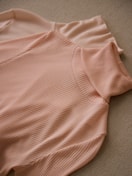 Damen-Model trägt Langarm-Shirt mit Rollkragen aus Wolle-Seide aus Wolle in Rosa, Spitze aus Serie Silky Wool Joy von CALIDA