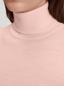 Damen-Model trägt Langarm-Shirt mit Rollkragen aus Wolle-Seide aus Wolle in Rosa, Spitze aus Serie Silky Wool Joy von CALIDA, Detail