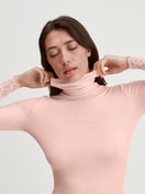 Damen-Model trägt Langarm-Shirt mit Rollkragen aus Wolle-Seide aus Wolle in Rosa, Spitze aus Serie Silky Wool Joy von CALIDA, Zusatzbild