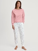 Damen-Model trägt Langarm-Shirt aus 100% Baumwolle in Rosa, Einfarbig aus Serie Ski Resort von CALIDA, Outfit