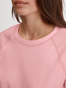 Damen-Model trägt Langarm-Shirt aus 100% Baumwolle in Rosa, Einfarbig aus Serie Ski Resort von CALIDA, Detail