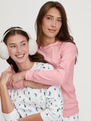 Damen-Model trägt Langarm-Shirt aus 100% Baumwolle in Rosa, Einfarbig aus Serie Ski Resort von CALIDA, Zusatzbild