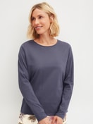 Damen-Model trägt Langarm-Shirt aus 100% Baumwolle in Blau, Einfarbig aus Serie Favourites Arts von CALIDA, Vorderansicht