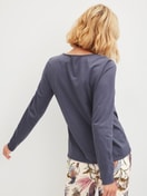 Damen-Model trägt Langarm-Shirt aus 100% Baumwolle in Blau, Einfarbig aus Serie Favourites Arts von CALIDA, Rückansicht