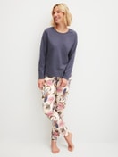 Damen-Model trägt Langarm-Shirt aus 100% Baumwolle in Blau, Einfarbig aus Serie Favourites Arts von CALIDA, Outfit