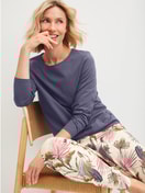 Damen-Model trägt Langarm-Shirt aus 100% Baumwolle in Blau, Einfarbig aus Serie Favourites Arts von CALIDA, Zusatzbild