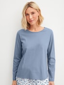 Le mannequin Femme porte le/la T-shirt à manches longues en 100% coton de couleur Bleu, Unicolore, de la série Favourites Tiles de CALIDA, Vue de face