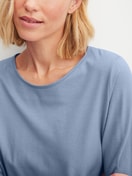 Le mannequin Femme porte le/la T-shirt à manches longues en 100% coton de couleur Bleu, Unicolore, de la série Favourites Tiles de CALIDA, Détail