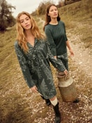 Damen-Model trägt Langarm-Shirt aus 100% Baumwolle in Grün, Einfarbig aus Serie Favourites Botanic von CALIDA, Zusatzbild