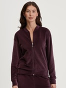 Damen-Model trägt Lounge-Jacke aus Velours aus Baumwolle in Rot, Einfarbig aus Serie Lounge Velours von CALIDA, Vorderansicht