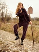 Damen-Model trägt Lounge-Jacke aus Velours aus Baumwolle in Rot, Einfarbig aus Serie Lounge Velours von CALIDA, Zusatzbild