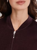 Damen-Model trägt Lounge-Jacke aus Velours aus Baumwolle in Rot, Einfarbig aus Serie Lounge Velours von CALIDA, Detail