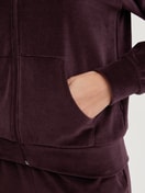 Damen-Model trägt Lounge-Jacke aus Velours aus Baumwolle in Rot, Einfarbig aus Serie Lounge Velours von CALIDA, Detail