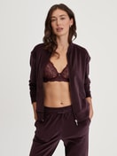 Damen-Model trägt Lounge-Jacke aus Velours aus Baumwolle in Rot, Einfarbig aus Serie Lounge Velours von CALIDA, Zusatzbild