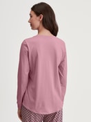 Damen-Model trägt Langarm-Shirt aus 100% Baumwolle in Rosa, Einfarbig aus Serie Favourites Botanic von CALIDA, Rückansicht