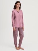Damen-Model trägt Langarm-Shirt aus 100% Baumwolle in Rosa, Einfarbig aus Serie Favourites Botanic von CALIDA, Outfit