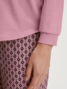 Damen-Model trägt Langarm-Shirt aus 100% Baumwolle in Rosa, Einfarbig aus Serie Favourites Botanic von CALIDA, Detail