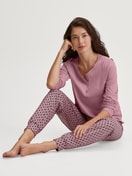 Damen-Model trägt Langarm-Shirt aus 100% Baumwolle in Rosa, Einfarbig aus Serie Favourites Botanic von CALIDA, Zusatzbild