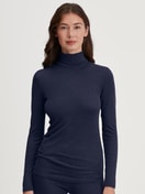 Women model is wearing Long-sleeve turtleneck shirt in wool-silk made of Wool in Blue, Unicoloured from the True Confidence series by CALIDA, Front view