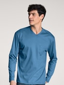 Herren-Model trägt Langarm-Shirt aus 100% Baumwolle in Blau, Einfarbig aus Serie Remix Xtra von CALIDA, Vorderansicht