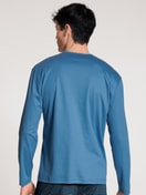 Herren-Model trägt Langarm-Shirt aus 100% Baumwolle in Blau, Einfarbig aus Serie Remix Xtra von CALIDA, Rückansicht