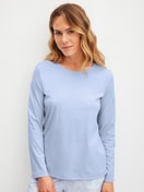 Damen-Model trägt Langarm-Shirt aus  in Blau,  aus Serie Favourites Cosy von CALIDA, Vorderansicht