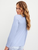 Damen-Model trägt Langarm-Shirt aus  in Blau,  aus Serie Favourites Cosy von CALIDA, Rückansicht
