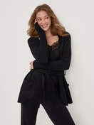 Damen-Model trägt Strickjacke aus Merinowolle aus Wolle in Schwarz, Einfarbig aus Serie The Cosy Collection von CALIDA, Vorderansicht