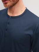 Herren-Model trägt Langarm-Shirt aus Baumwolle in Blau, Einfarbig aus Serie RMX Sleep Superlight von CALIDA, Detail
